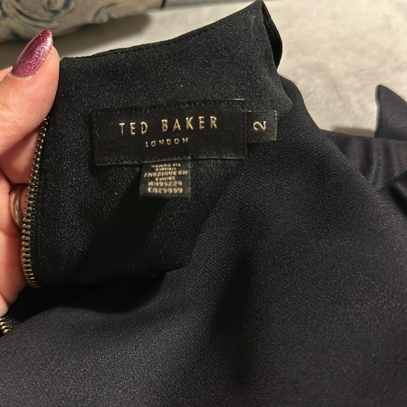 Ted Baker London Amarga Kensington Cold Shoulder Blouse Floral Black EUC 2 Small - Picture 9 of 9